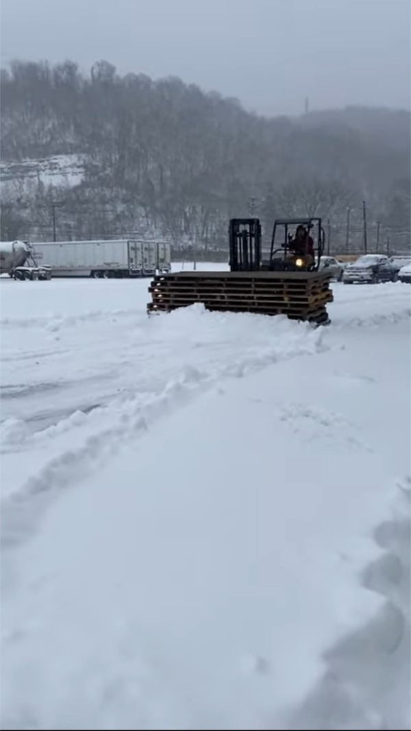 除雪車がやってきた！と思ったけど何かが違うような・・・。よく見たらあるものを組み合わせたインスタント除雪車でした！！