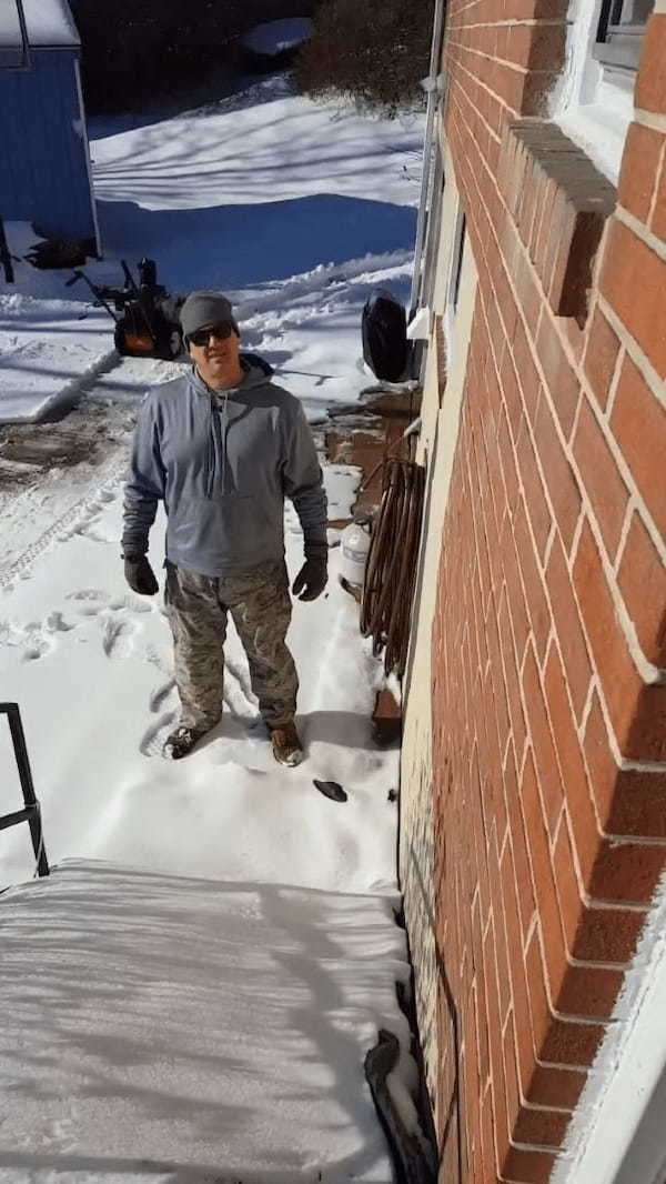 この手があったか!手間のかかる階段の雪かき作業を一瞬で終わらせた男性。その方法とは・・??