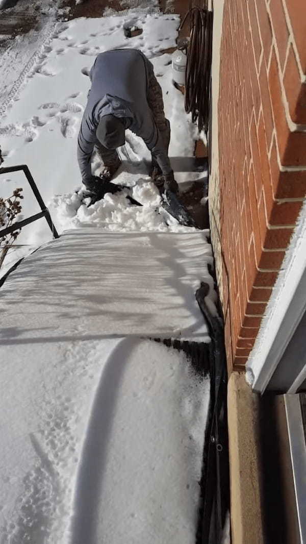 この手があったか!手間のかかる階段の雪かき作業を一瞬で終わらせた男性。その方法とは・・??