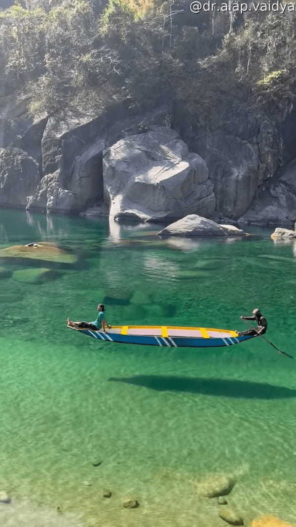 インドを流れるダウキ川の水がキレイすぎる!!透き通りすぎて川を進むボートが宙に浮いているみたい!!【海外・動画】
