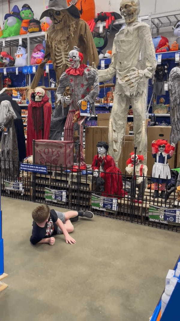 大小様々並ぶハロウィングッズ。この中に男の子が腰を抜かすほど驚せるアイテムが!!【アメリカ・動画】