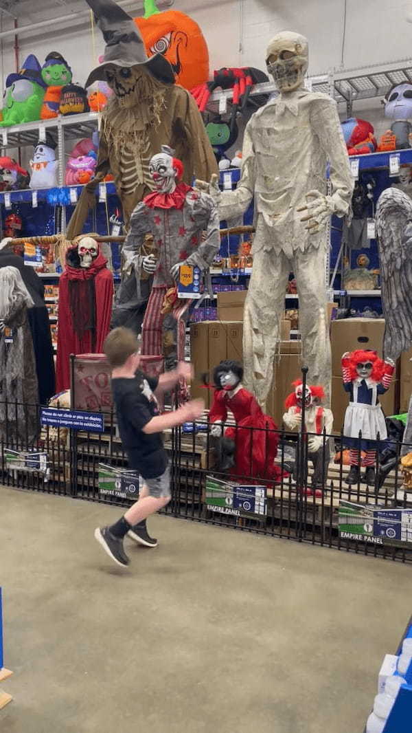大小様々並ぶハロウィングッズ。この中に男の子が腰を抜かすほど驚せるアイテムが!!【アメリカ・動画】