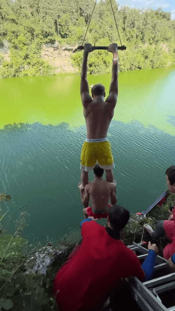 ジップラインの二人乗りに挑戦する男性たち。1人はハンドル、もう1人はなんとその足首にぶら下がっています!!