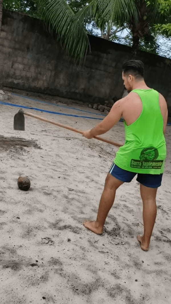 「中身をこぼさない様にココナッツ割るから見てて!」と意気込んでクワを振り下ろしたら顔面蒼白になる事態に!!