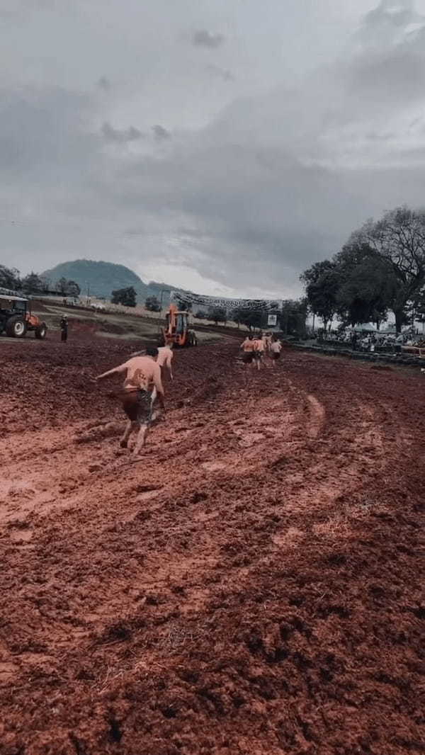大人の男性たちが全力で挑む泥んこレース。ハプニング続出のエキサイティングな競技の様子をご覧ください!!【海外・動画】