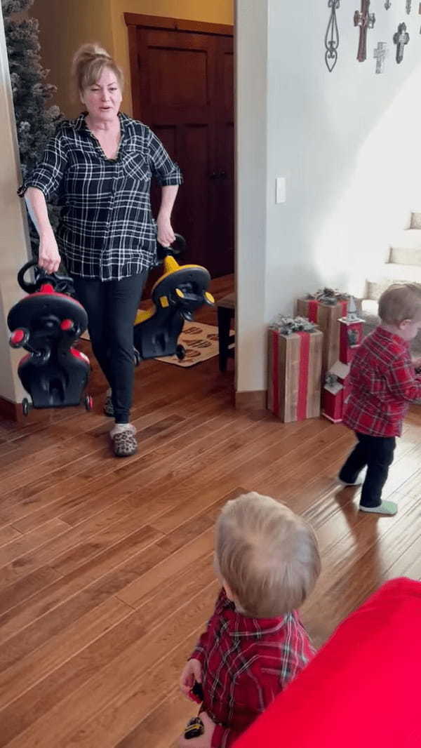 一足早いクリスマスプレゼントに大喜びする双子の男の子。手に持っていたオモチャの事をすっかり忘れてプレゼントに向かっていきます！