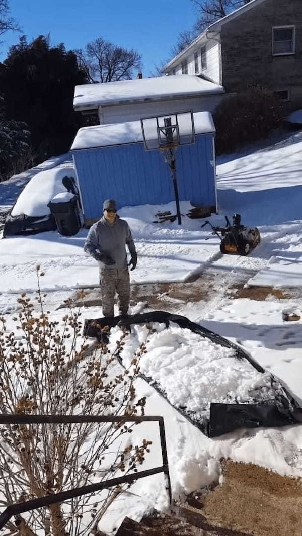 この手があったか!手間のかかる階段の雪かき作業を一瞬で終わらせた男性。その方法とは・・??