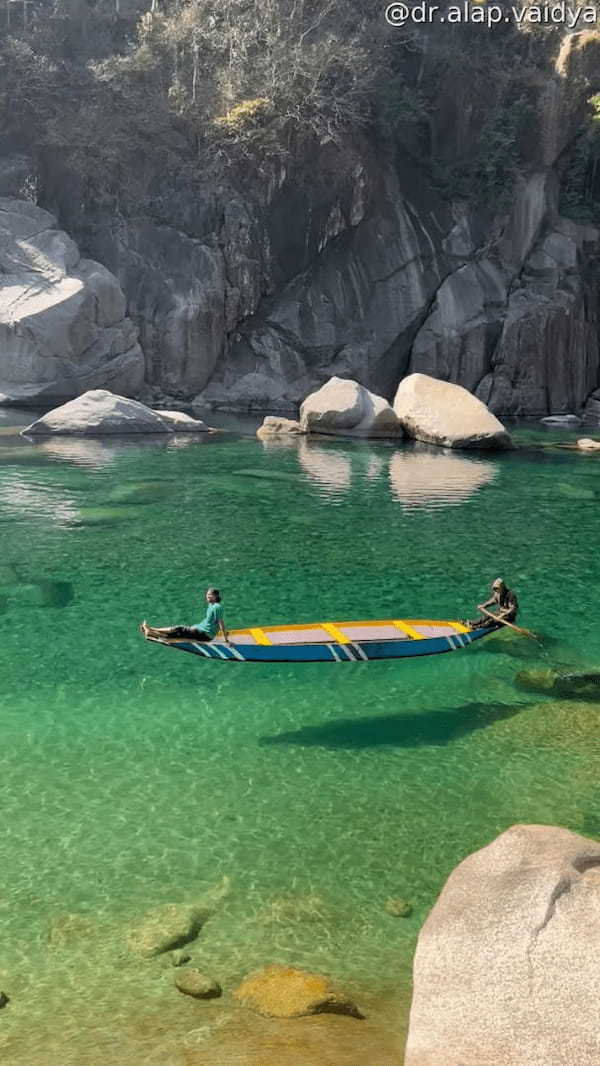 インドを流れるダウキ川の水がキレイすぎる！！透き通りすぎて川を進むボートが宙に浮いているみたい！！【海外・動画】