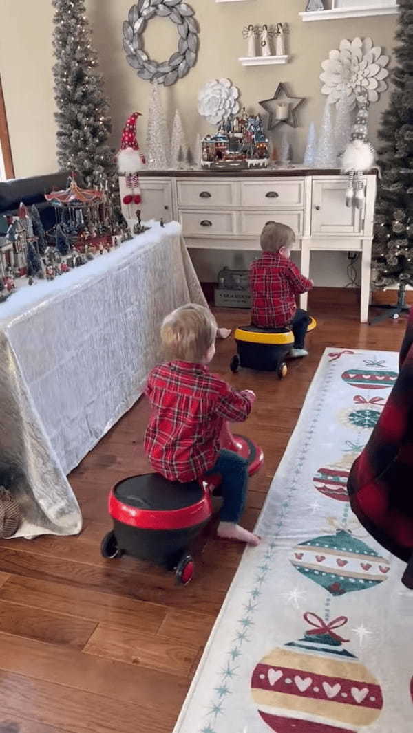 一足早いクリスマスプレゼントに大喜びする双子の男の子。手に持っていたオモチャの事をすっかり忘れてプレゼントに向かっていきます！