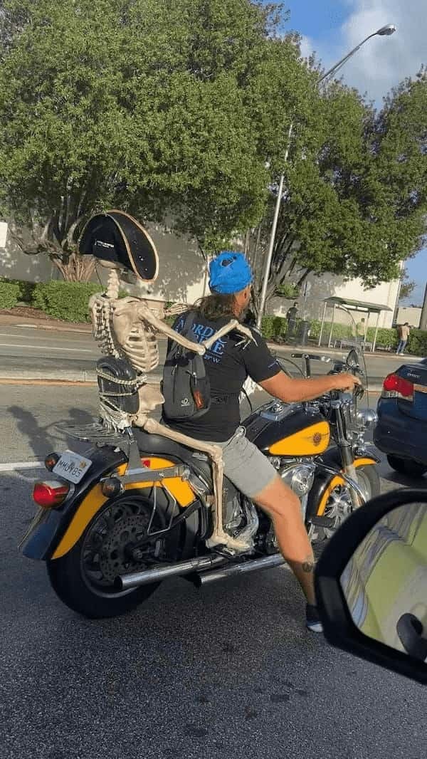 ハロウィンシーズンのアメリカならでは？バイクでタンデムする相手は・・ガイコツのパイレーツ！？【アメリカ・動画】