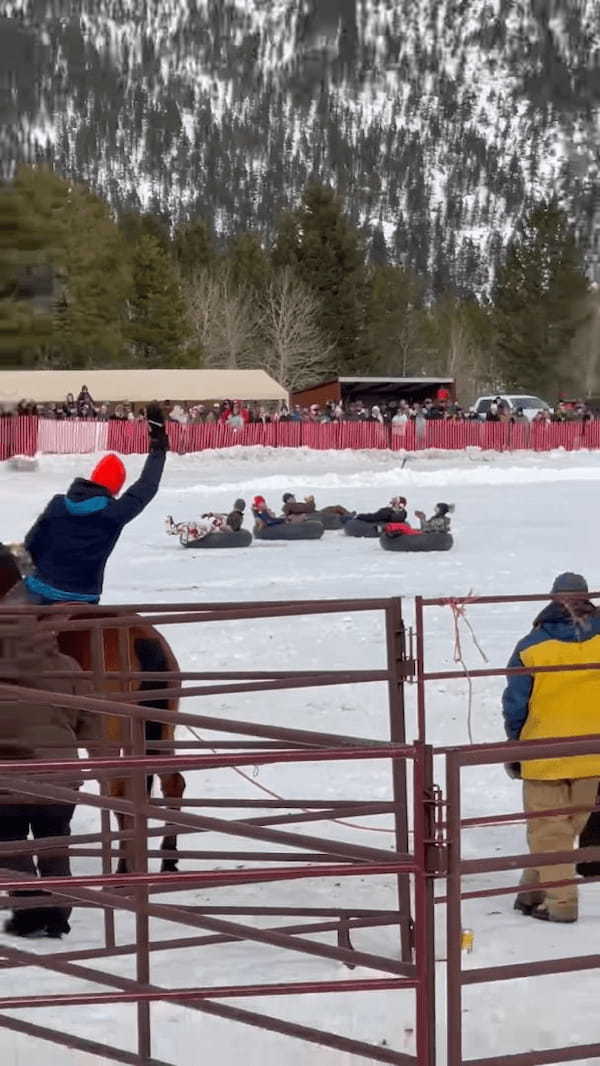 男性の乗るチューブを曳いて雪上を駆けていく馬。実はこれ、オリンピックでも人気の『あの競技』を行っているところでした！！【海外・動画】