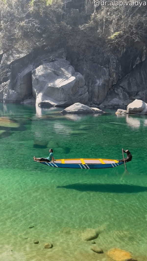 インドを流れるダウキ川の水がキレイすぎる!!透き通りすぎて川を進むボートが宙に浮いているみたい!!【海外・動画】