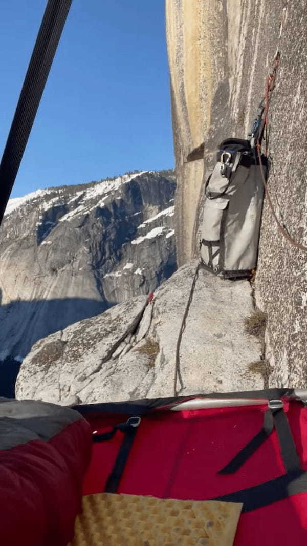 ヒェーっ！！クライミング中の登山家の寝床が凄い！こんな場所で熟睡できないよ！【アメリカ・動画】