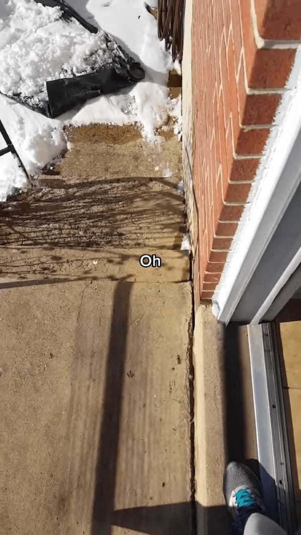この手があったか!手間のかかる階段の雪かき作業を一瞬で終わらせた男性。その方法とは・・??