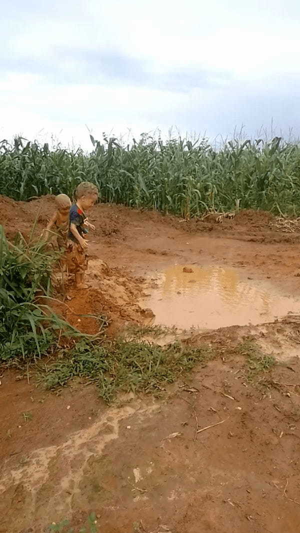 泥遊びを全身で満喫する幼い男の子たち。汚れなんかなんのその、大きな水たまりにザブンと飛び込んでいきます！！