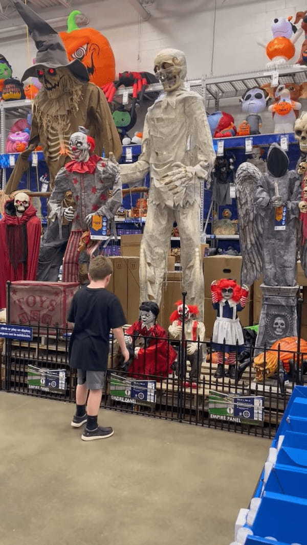 大小様々並ぶハロウィングッズ。この中に男の子が腰を抜かすほど驚せるアイテムが!!【アメリカ・動画】