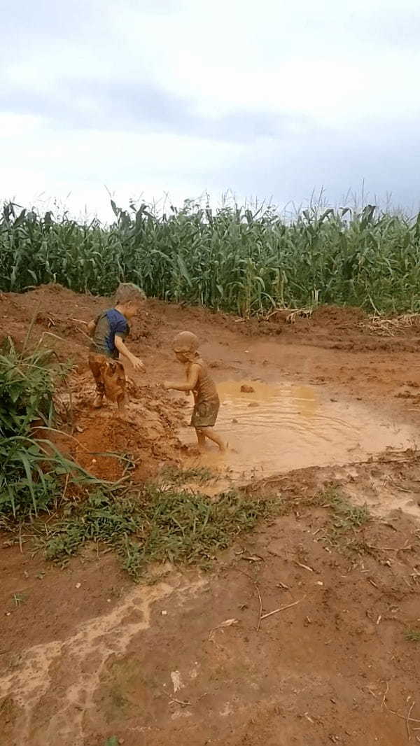 泥遊びを全身で満喫する幼い男の子たち。汚れなんかなんのその、大きな水たまりにザブンと飛び込んでいきます！！