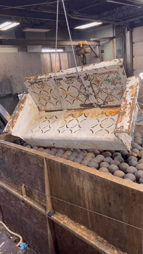 【ビフォーアフター】塗装も剥げた錆びたベンチが・・。薬剤のお風呂に浸けるとあらビックリ!!【アメリカ・動画】