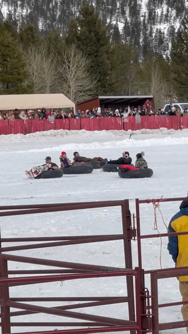 男性の乗るチューブを曳いて雪上を駆けていく馬。実はこれ、オリンピックでも人気の『あの競技』を行っているところでした！！【海外・動画】