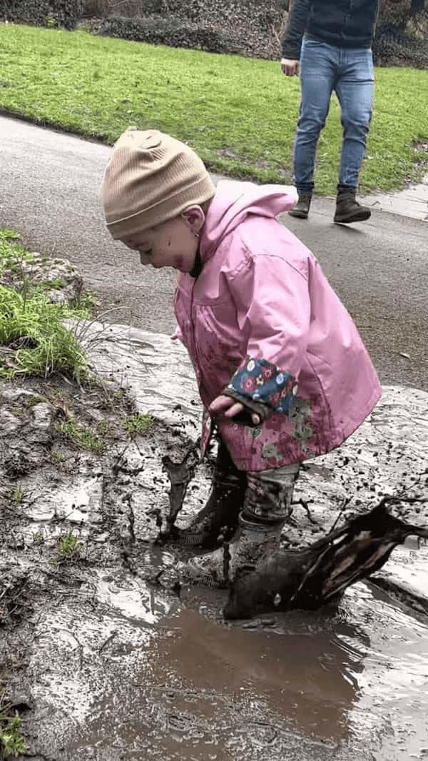 水たまりに入ってパシャパシャ！満面の笑みを浮かべ泥遊びを楽しむ幼い女の子、楽しみすぎてお顔にも泥が跳ねちゃっています！！