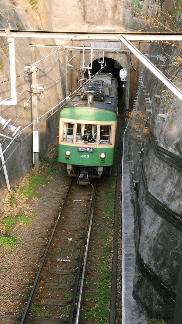 目の前にひろがる海とレトロ電車！鎌倉絶景さんぽ