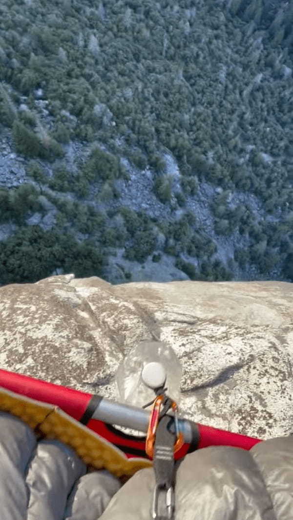 ヒェーっ！！クライミング中の登山家の寝床が凄い！こんな場所で熟睡できないよ！【アメリカ・動画】