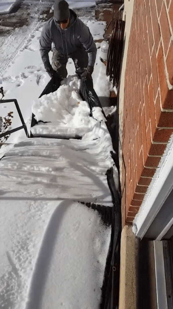 この手があったか!手間のかかる階段の雪かき作業を一瞬で終わらせた男性。その方法とは・・??