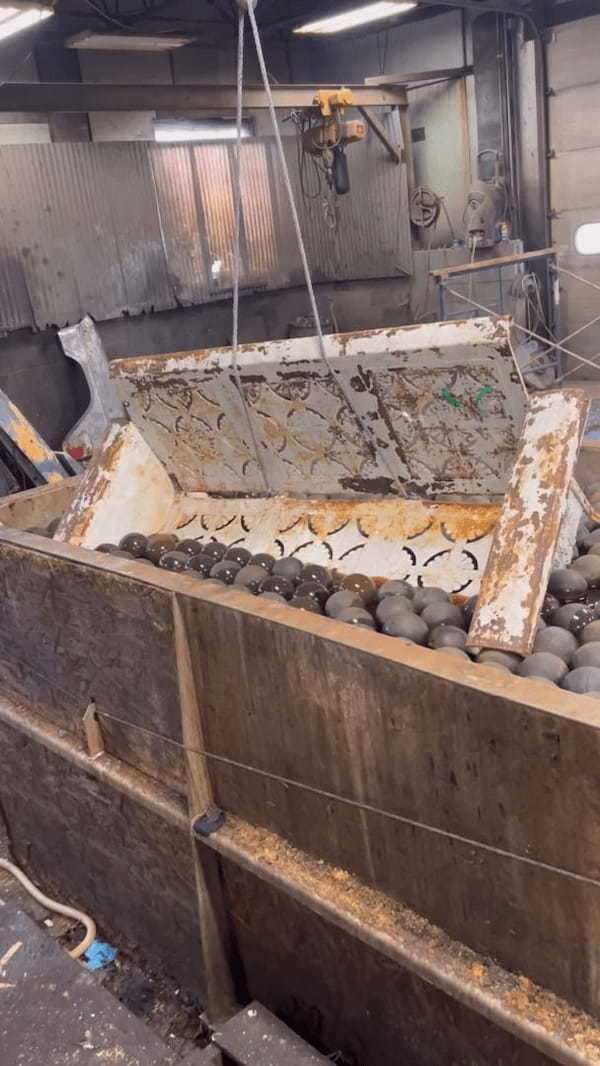 【ビフォーアフター】塗装も剥げた錆びたベンチが・・。薬剤のお風呂に浸けるとあらビックリ!!【アメリカ・動画】