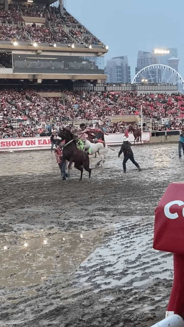 ワイルドかつ迫力満点な乗馬！ロデオイベントで騎手が見せた立ち上がる馬への乗りこなしがスゴい！！【海外・動画】