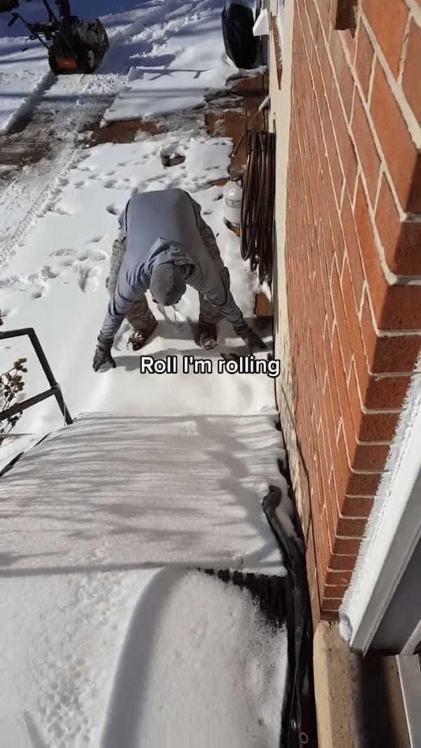 この手があったか!手間のかかる階段の雪かき作業を一瞬で終わらせた男性。その方法とは・・??