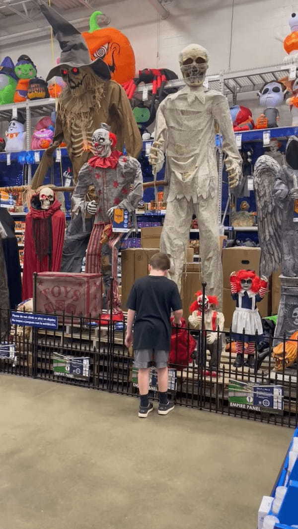 大小様々並ぶハロウィングッズ。この中に男の子が腰を抜かすほど驚せるアイテムが!!【アメリカ・動画】