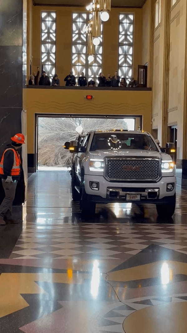 美術館の中に入ってきた車。なにかを曳いていると思ったら・・、それはクリスマスに欠かせない『アレ』でした！！【アメリカ・動画】