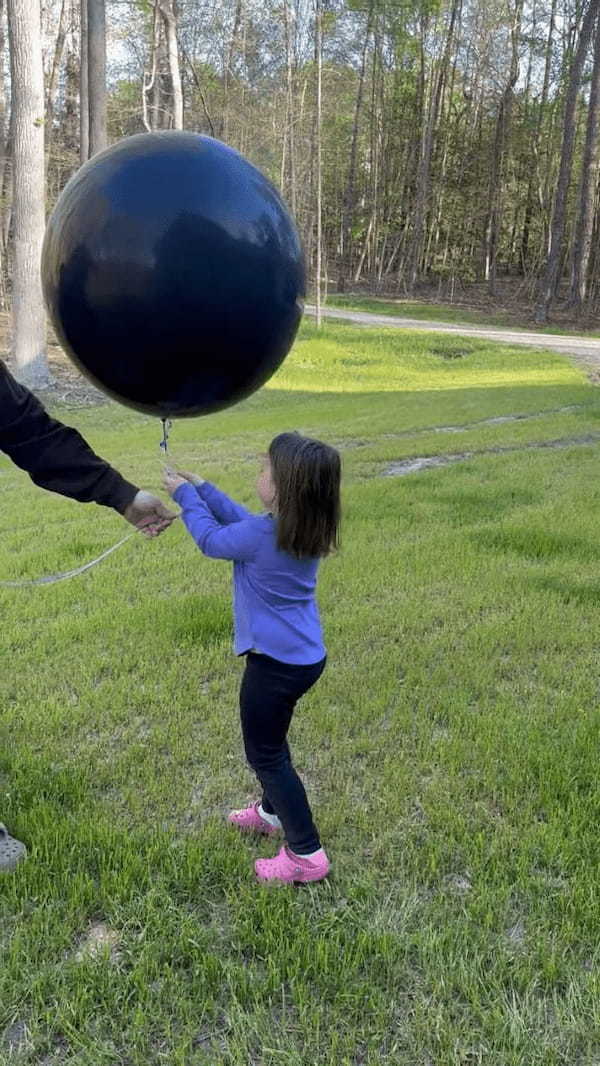 風船を割った色で赤ちゃんの性別をサプライズ発表！生まれてくる子は男の子？女の子？？その答えは・・