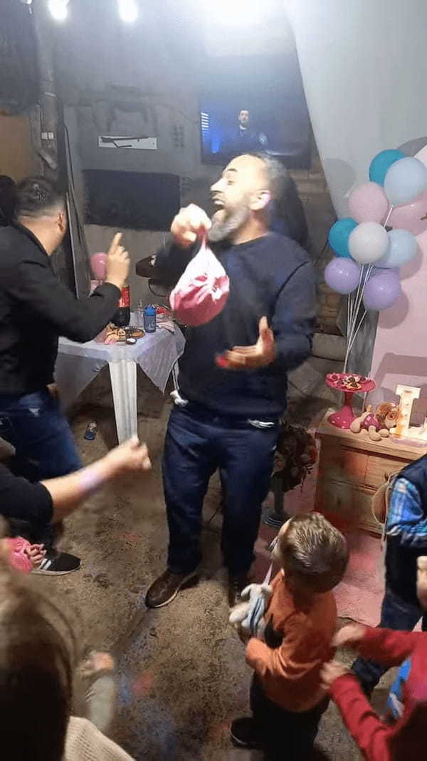 サプライズの風船でお誕生日会を盛り上げるはずが・・。ライターの火で風船を割ろうとしたらまさかの結末に！【海外・動画】