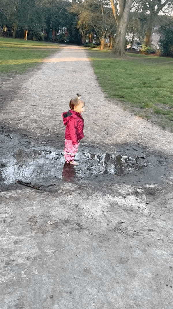 水たまりでパシャパシャ！幼い女の子は服に泥が跳ねたりかかったりするのも気にせず、夢中になって遊んでいます！！