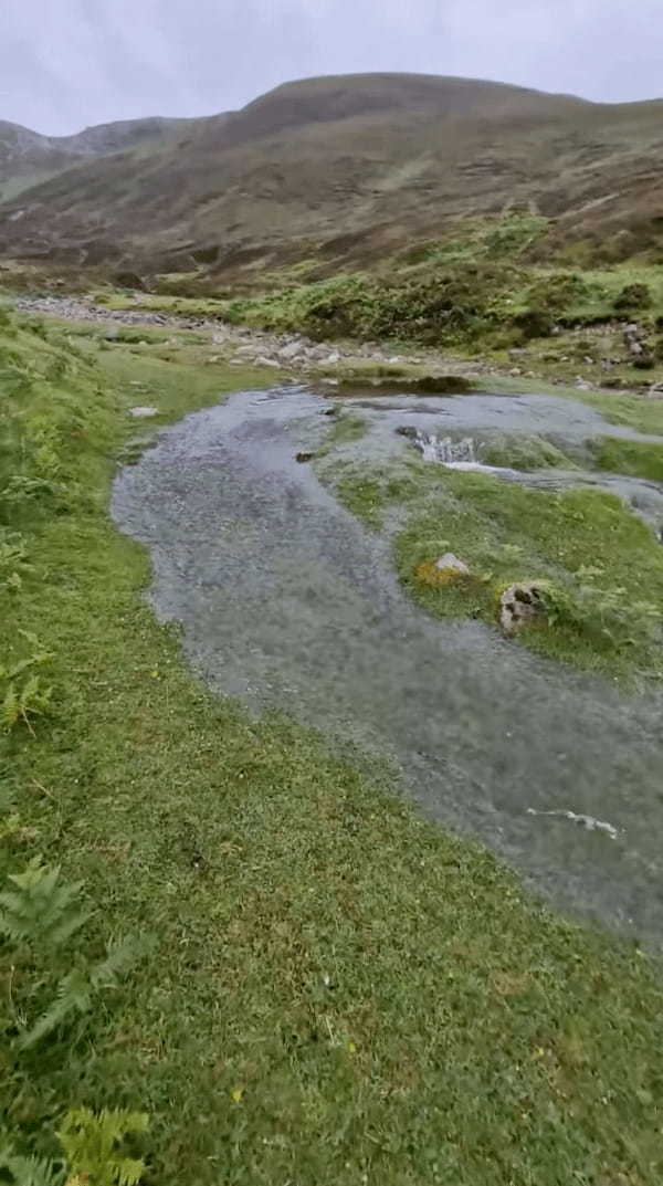 ハイキング中に奇妙な水流を発見した男性。そこで水中を覗いてみると・・、地球の神秘を知ることに！！【海外・動画】