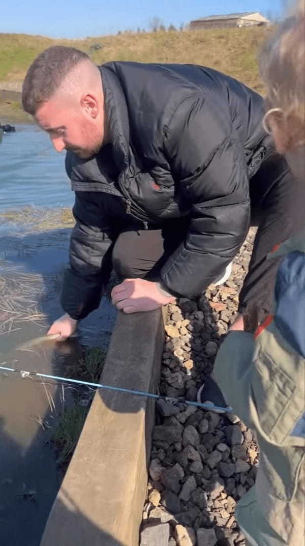 父子で釣りに挑戦！見事に魚を釣り上げたと喜んだその時・・、パパがなぜか『ある生き物』に怒られてしまいました！！