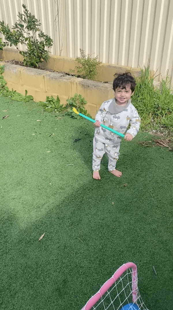 将来はスーパープレイヤー!?ゴルフクラブを構える幼い男の子が高速連続ショットを成功させました!!【海外・動画】