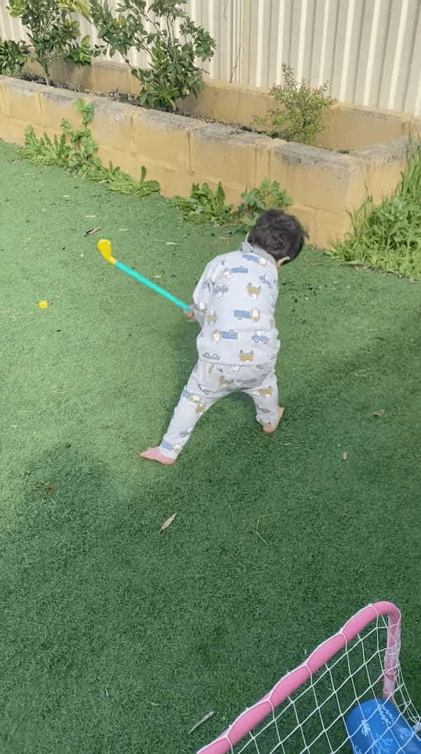 将来はスーパープレイヤー!?ゴルフクラブを構える幼い男の子が高速連続ショットを成功させました!!【海外・動画】