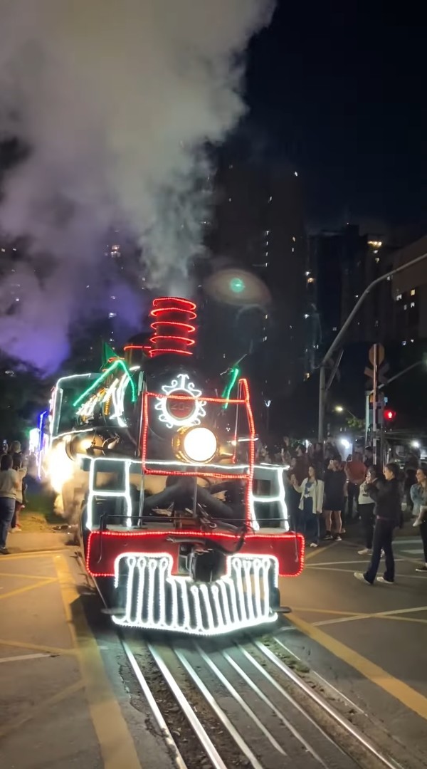 クリスマスのブラジルの街を彩るのはツリーではなく・・、クリスマスデコレーション機関車！！【海外・動画】