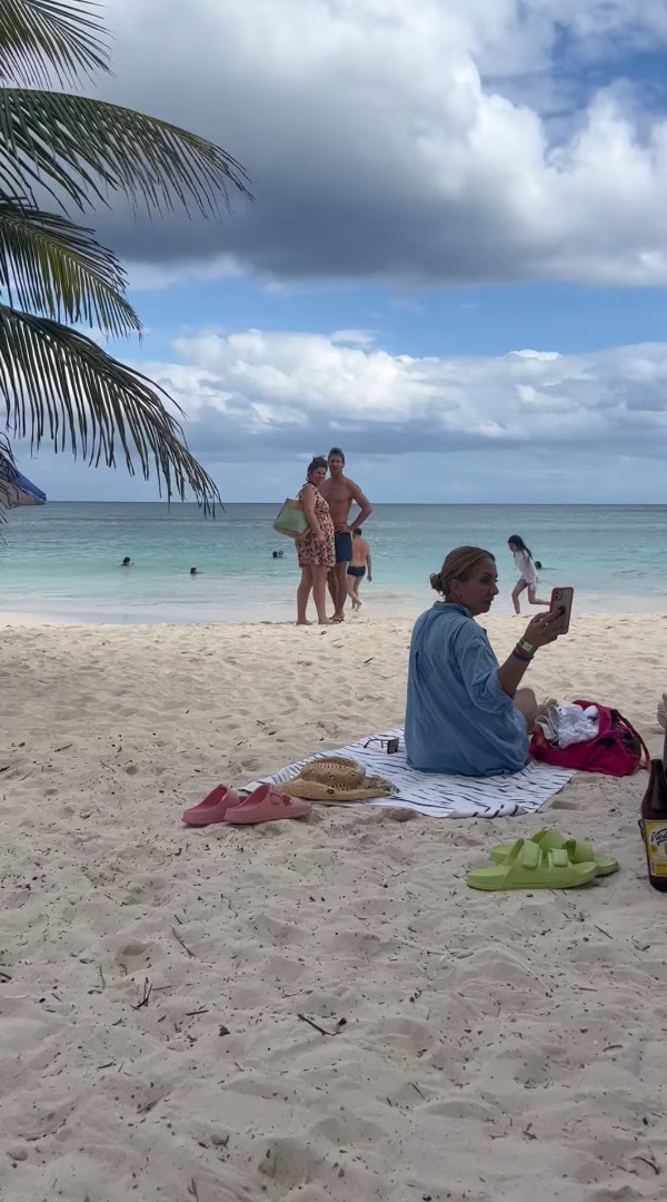 メキシコ・シュプハのビーチで一番視線を集めるのはこの子！目の前にやって来たのは・・ビーチの人気者なブタさんです！！