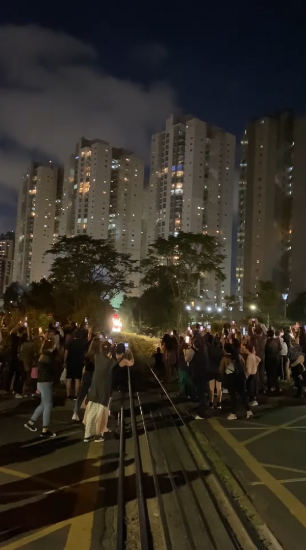 クリスマスのブラジルの街を彩るのはツリーではなく・・、クリスマスデコレーション機関車！！【海外・動画】