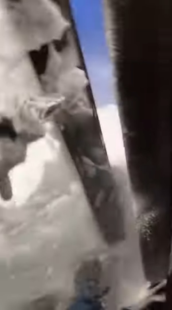 ノルウェーの脅威の豪雪。閉じたドアの僅かな隙間から入り込んでいるうえに、ドアが開かないほど積もっています!!【海外・動画】