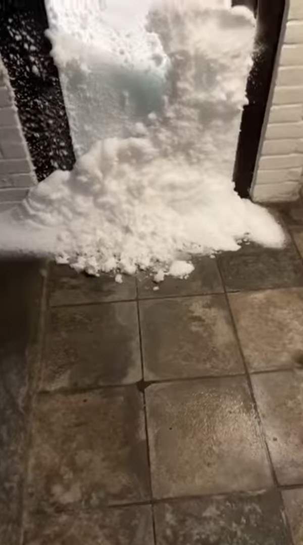 ノルウェーの脅威の豪雪。閉じたドアの僅かな隙間から入り込んでいるうえに、ドアが開かないほど積もっています!!【海外・動画】