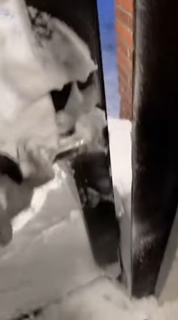ノルウェーの脅威の豪雪。閉じたドアの僅かな隙間から入り込んでいるうえに、ドアが開かないほど積もっています!!【海外・動画】