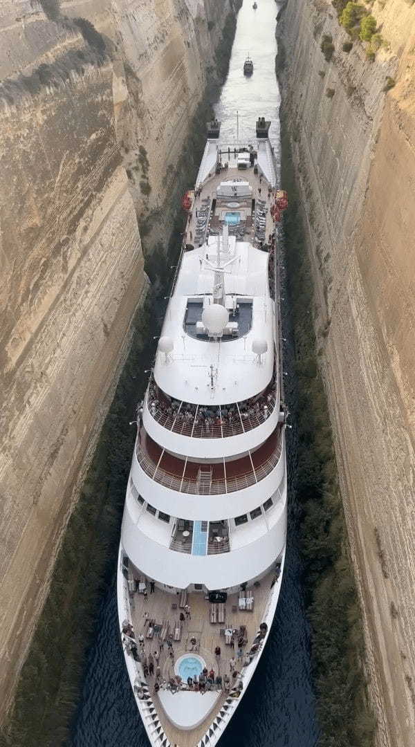 圧巻の光景！大型客船が進むのは、船と同程度の幅しかないコリントス運河！！【海外・動画】