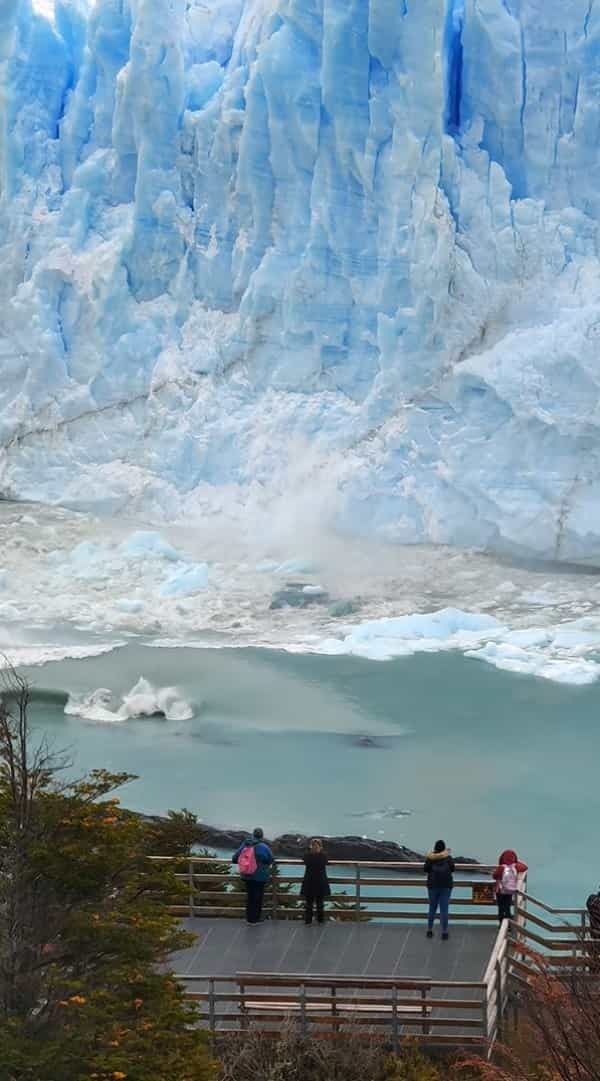 壮大なペリト・モレノ氷河。その氷河の一角で巨大な氷の塊が割れた！と思ったら・・、次に起きたことに驚愕・・・！！【海外・動画】