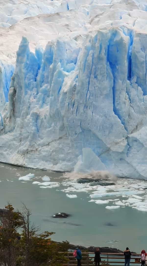 壮大なペリト・モレノ氷河。その氷河の一角で巨大な氷の塊が割れた！と思ったら・・、次に起きたことに驚愕・・・！！【海外・動画】