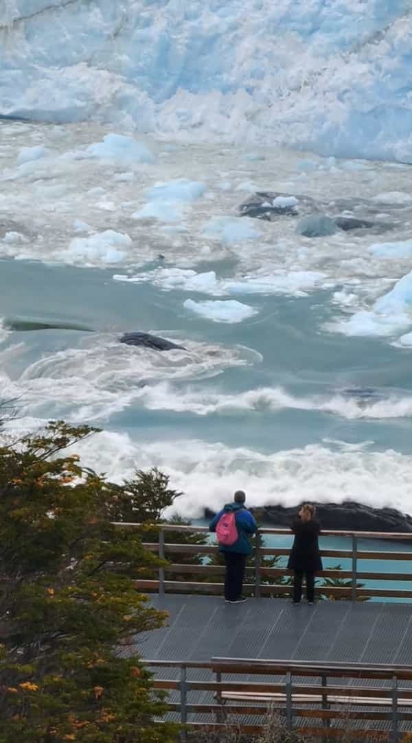 壮大なペリト・モレノ氷河。その氷河の一角で巨大な氷の塊が割れた！と思ったら・・、次に起きたことに驚愕・・・！！【海外・動画】