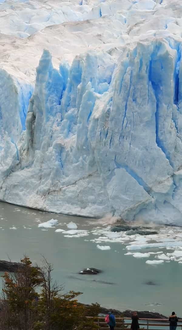 壮大なペリト・モレノ氷河。その氷河の一角で巨大な氷の塊が割れた！と思ったら・・、次に起きたことに驚愕・・・！！【海外・動画】